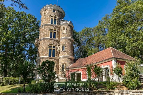 Maison de maître avec une tour de style néogothique offrant une vue panoramique au Plessis-Robinson