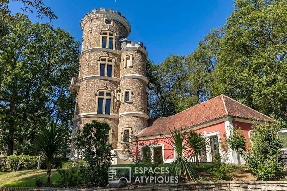 Plessis-Robinson, maison de maître « La Tour de Robinson » et sa tour de style néogothique avec vue panoramique