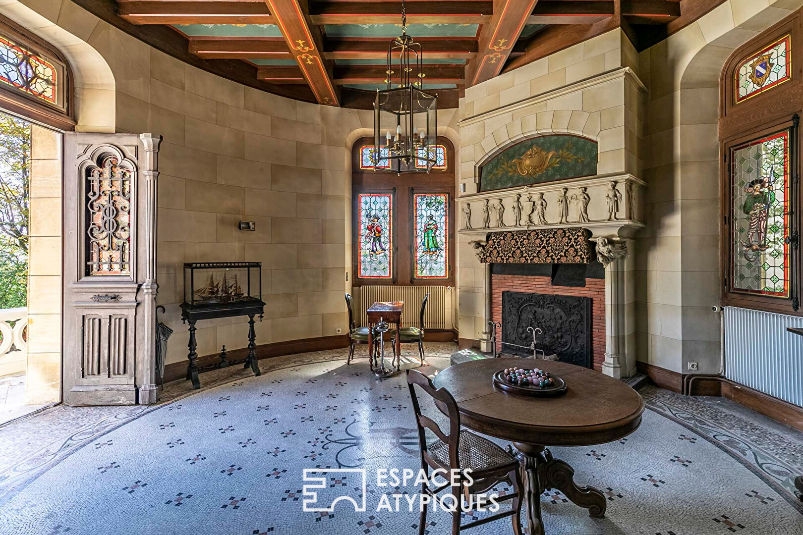 Mansion with a neo-Gothic style tower offering a panoramic view of Plessis-Robinson