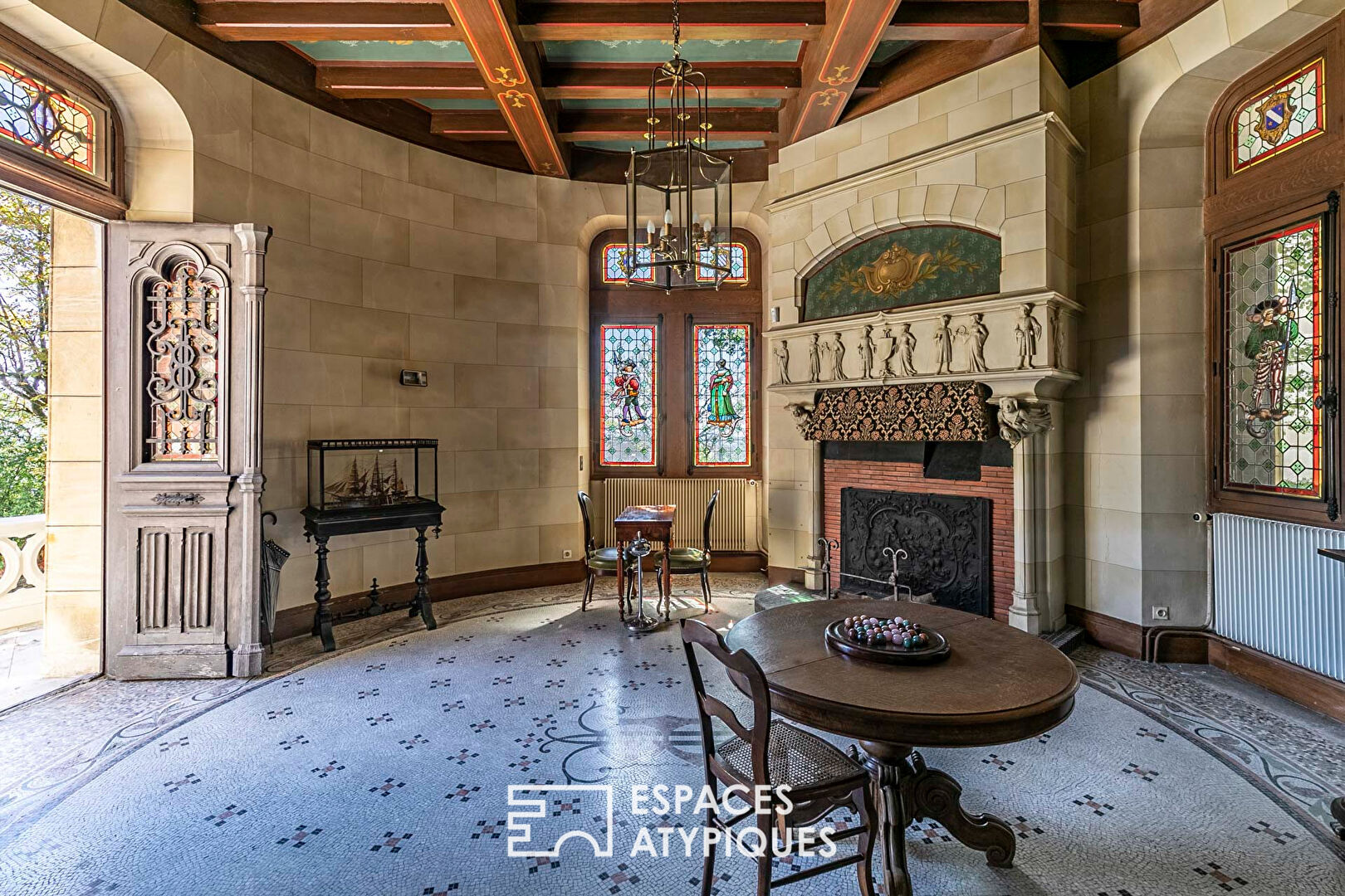 Maison de maître avec une tour de style néogothique offrant une vue panoramique au Plessis-Robinson