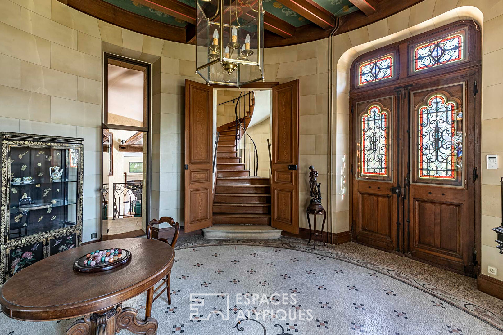 Maison de maître avec une tour de style néogothique offrant une vue panoramique au Plessis-Robinson