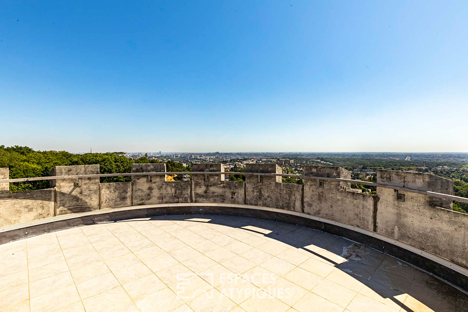 Mansion with a neo-Gothic style tower offering a panoramic view of Plessis-Robinson