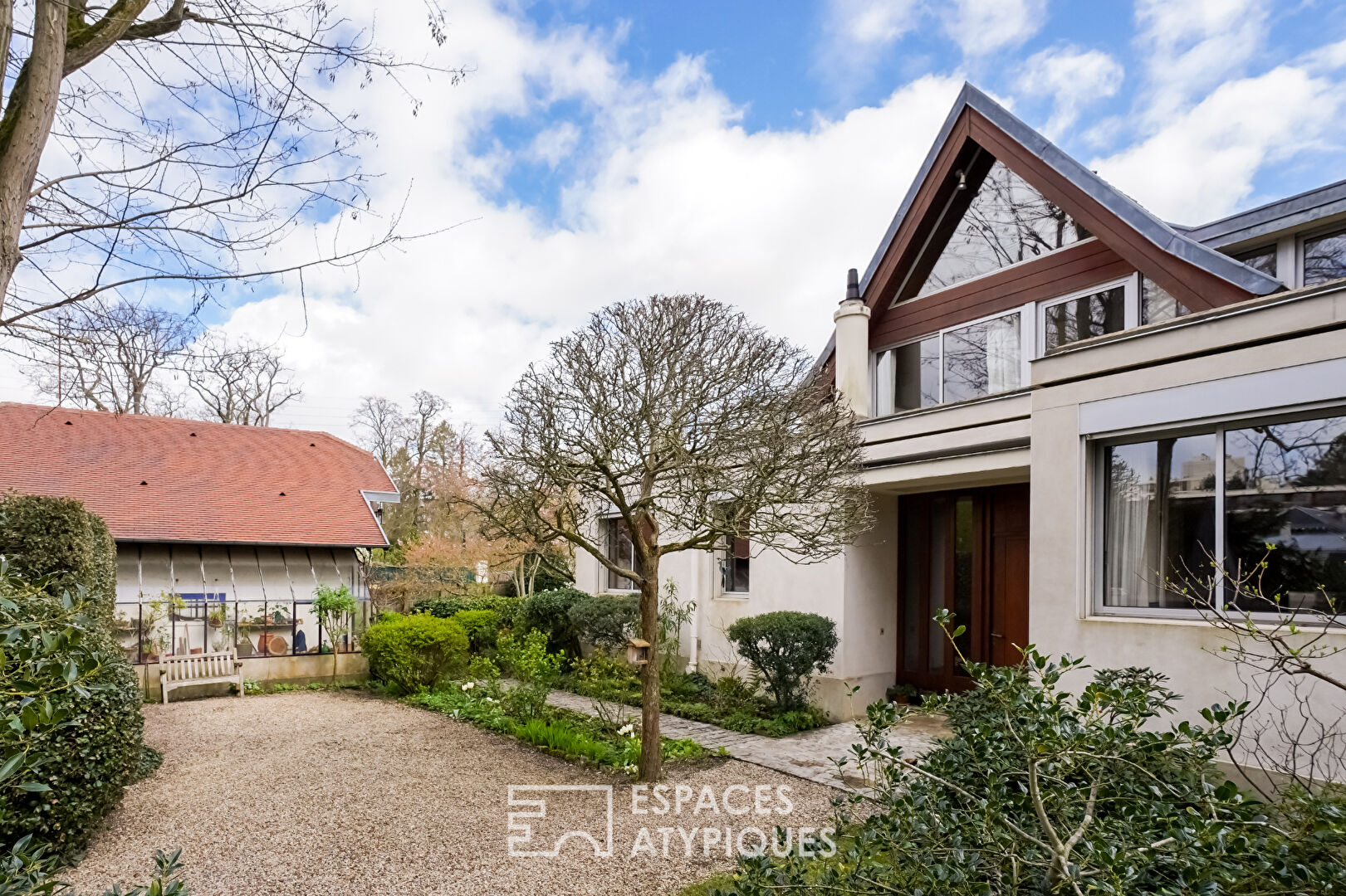 Architect-designed house in a private hamlet in Rueil-Malmaison