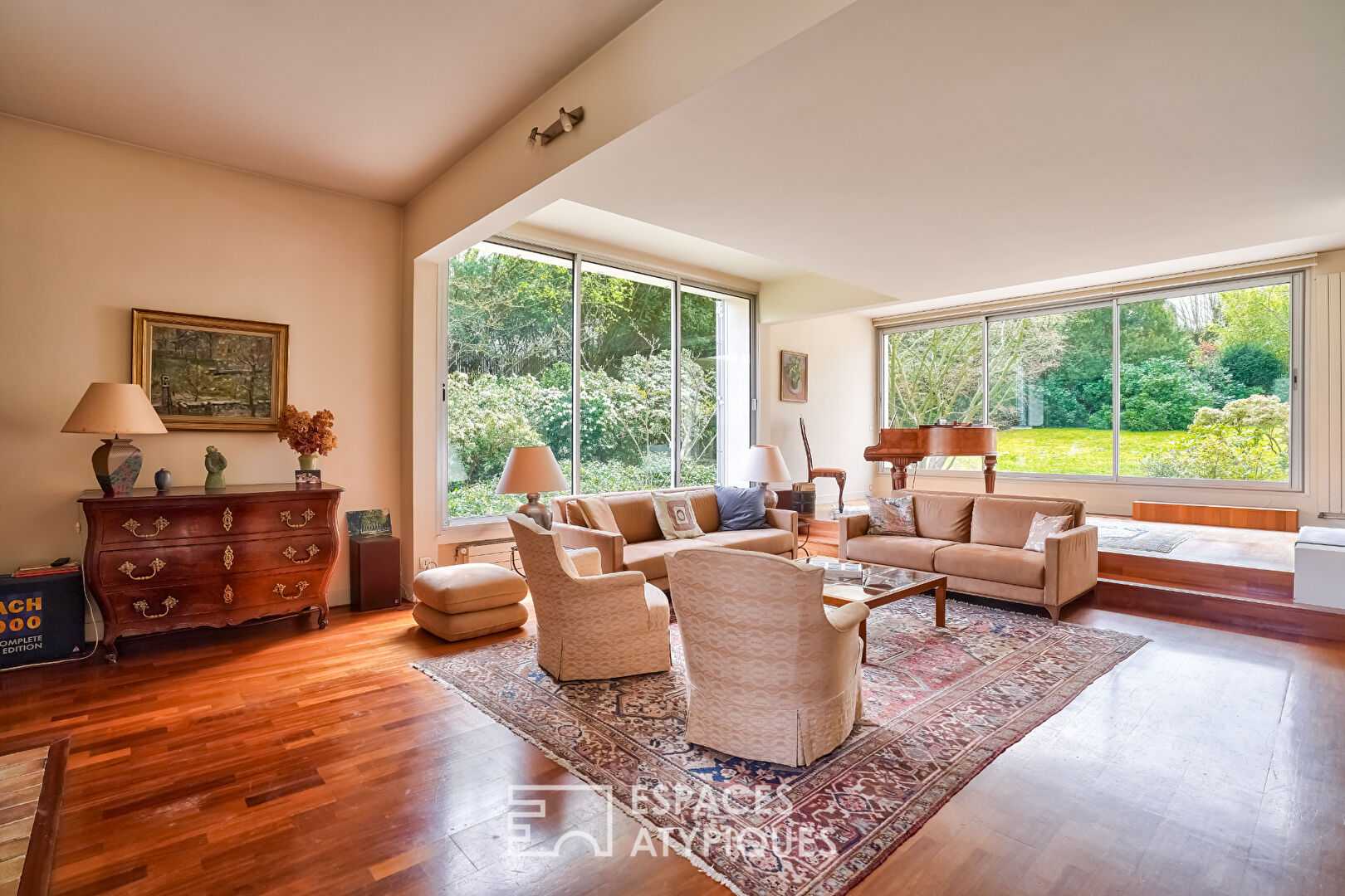 Architect-designed house in a private hamlet in Rueil-Malmaison