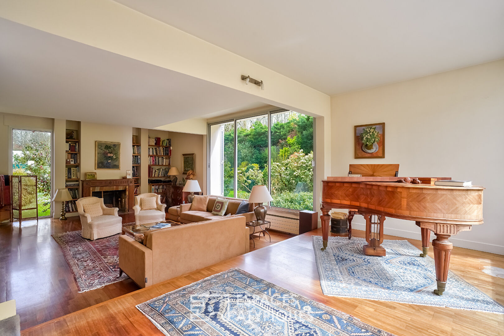 Architect-designed house in a private hamlet in Rueil-Malmaison