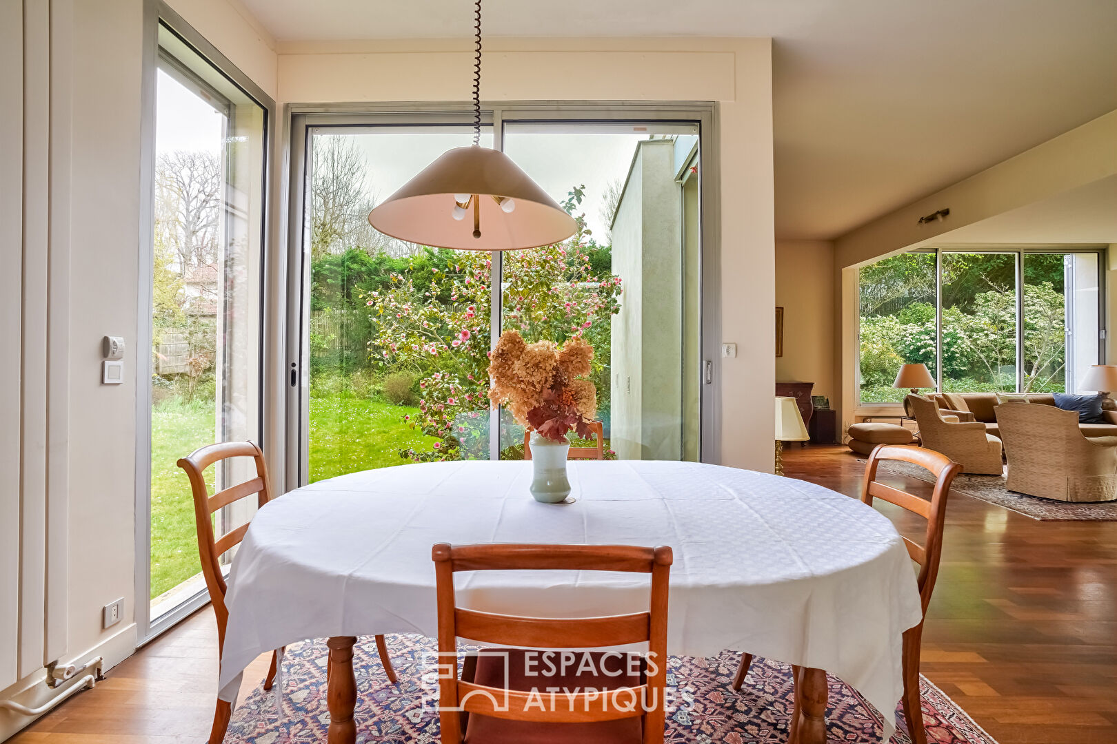 Architect-designed house in a private hamlet in Rueil-Malmaison