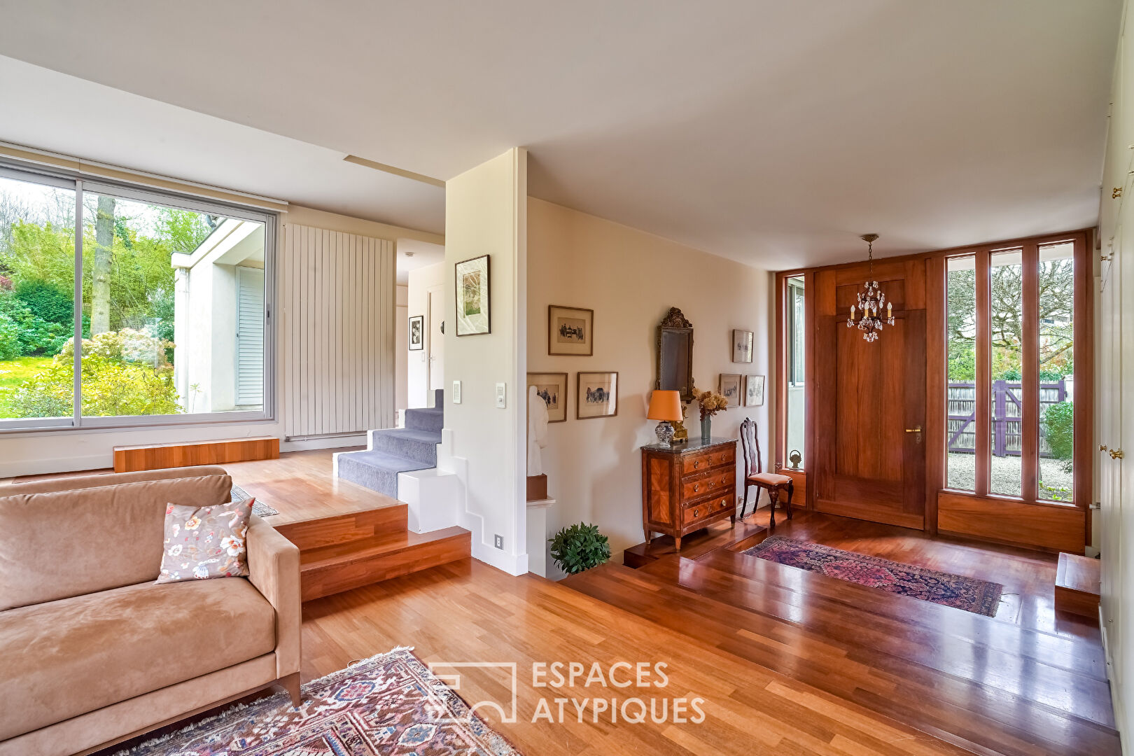 Architect-designed house in a private hamlet in Rueil-Malmaison