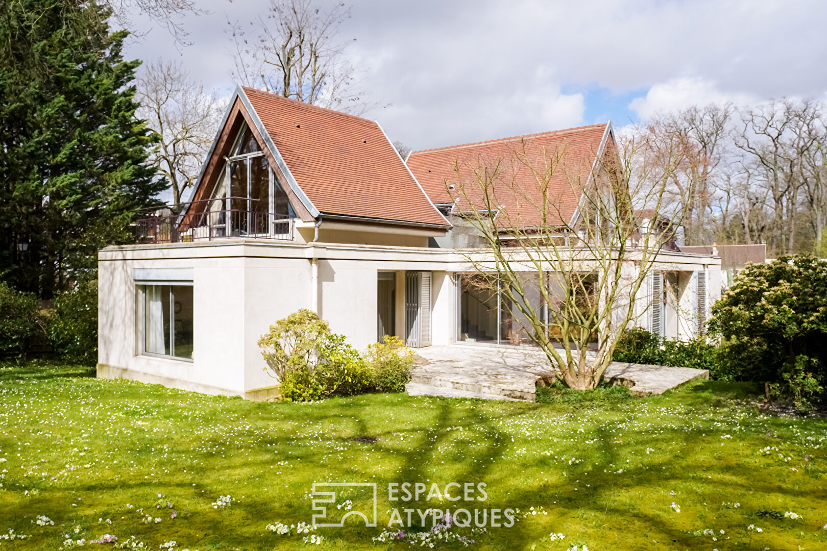 Architect-designed house in a private hamlet in Rueil-Malmaison