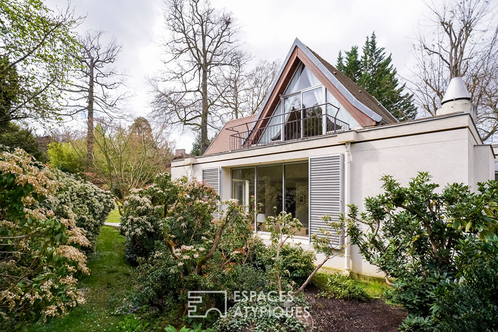 Architect-designed house in a private hamlet in Rueil-Malmaison