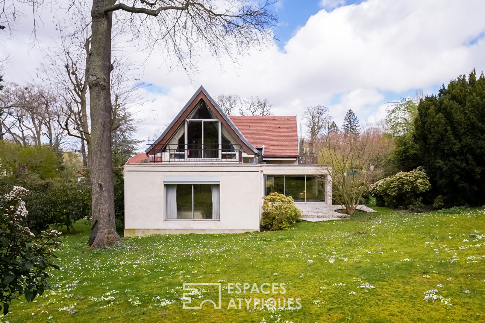 Architect-designed house in a private hamlet in Rueil-Malmaison