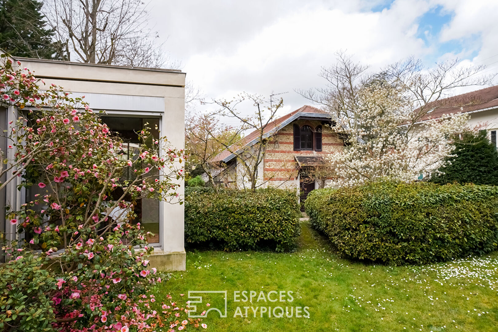 Architect-designed house in a private hamlet in Rueil-Malmaison