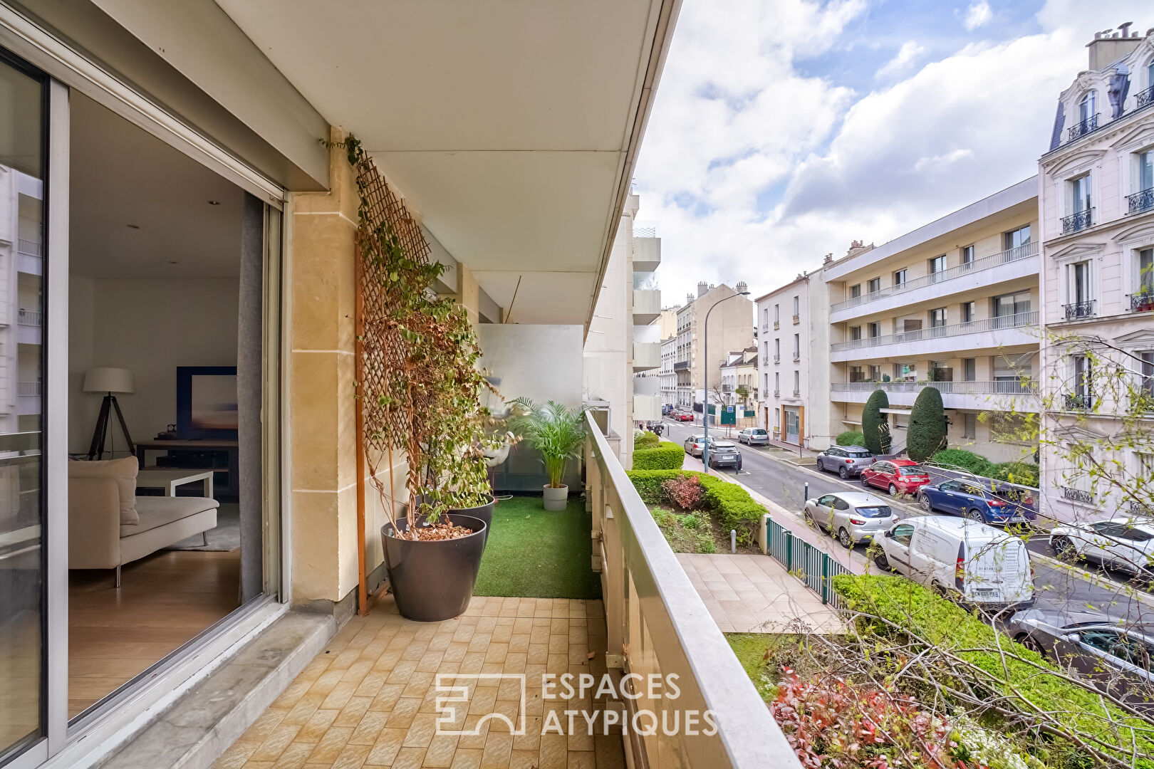 Asnières station – Crossing apartment with balcony, box and workshop