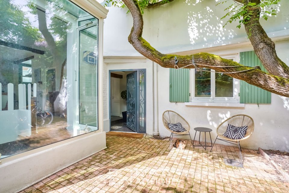 Maison bourgeoise avec terrasse et cour pavée dans le Triangle d'Or