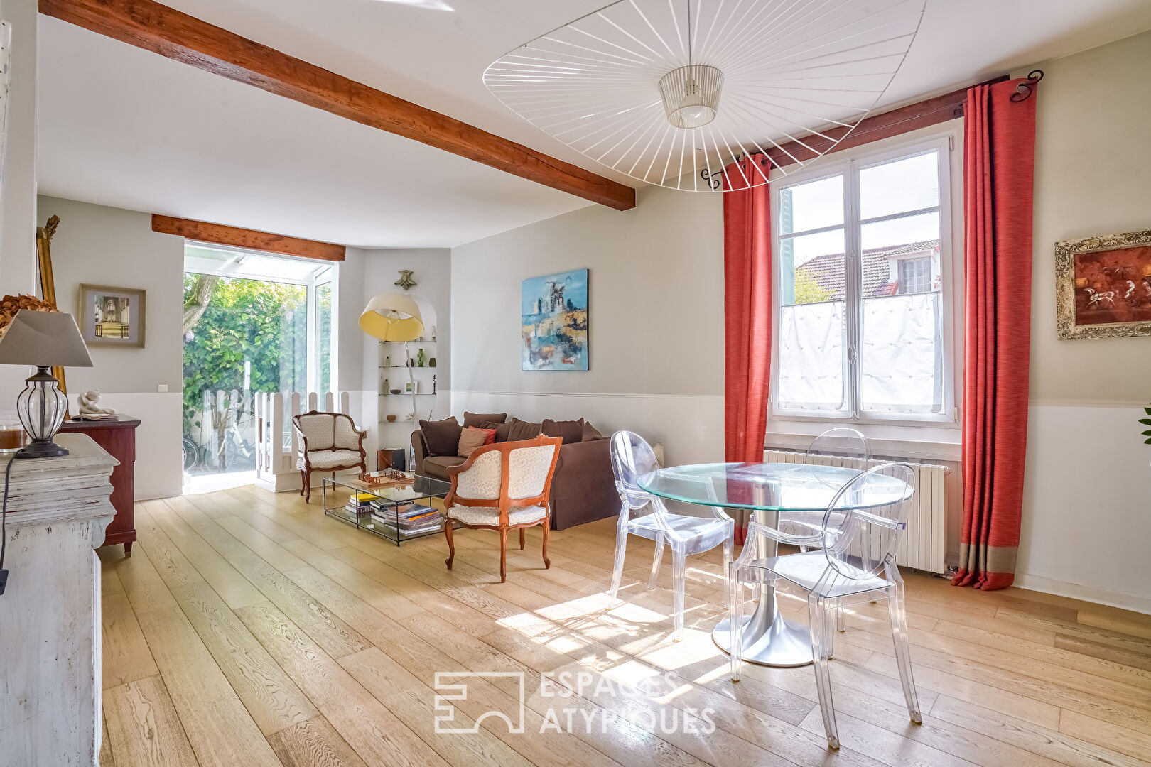 Maison bourgeoise avec terrasse et cour pavée dans le Triangle d’Or