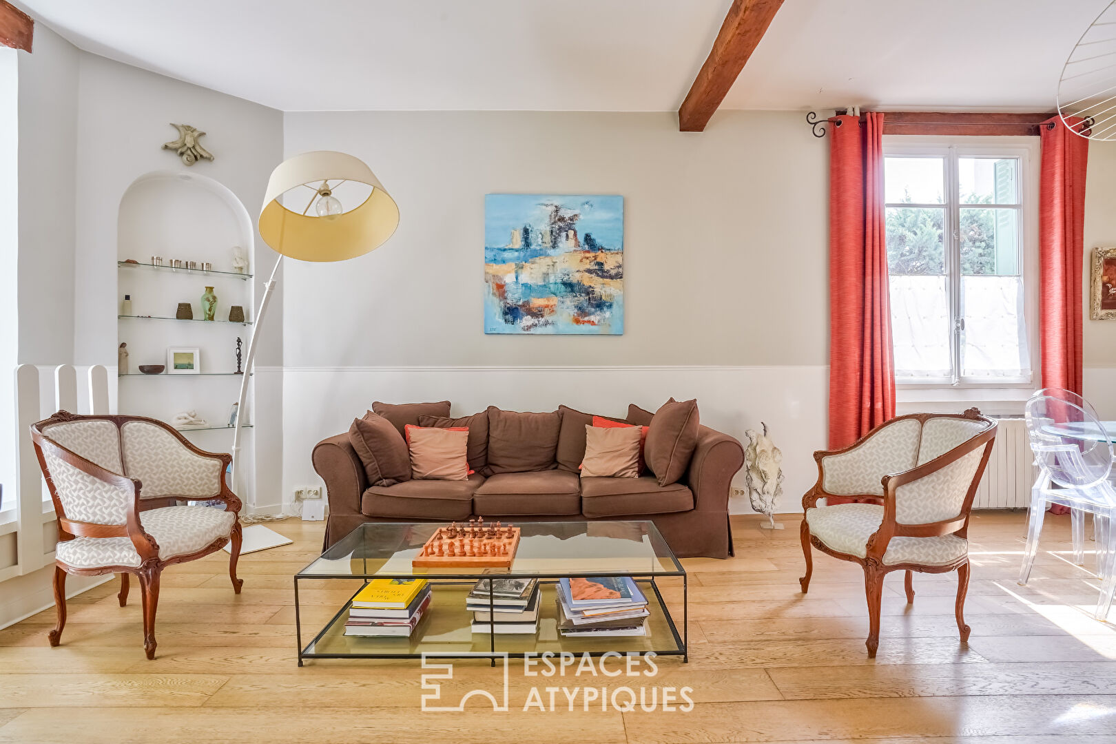 Bourgeois house with terrace and paved courtyard in the Golden Triangle