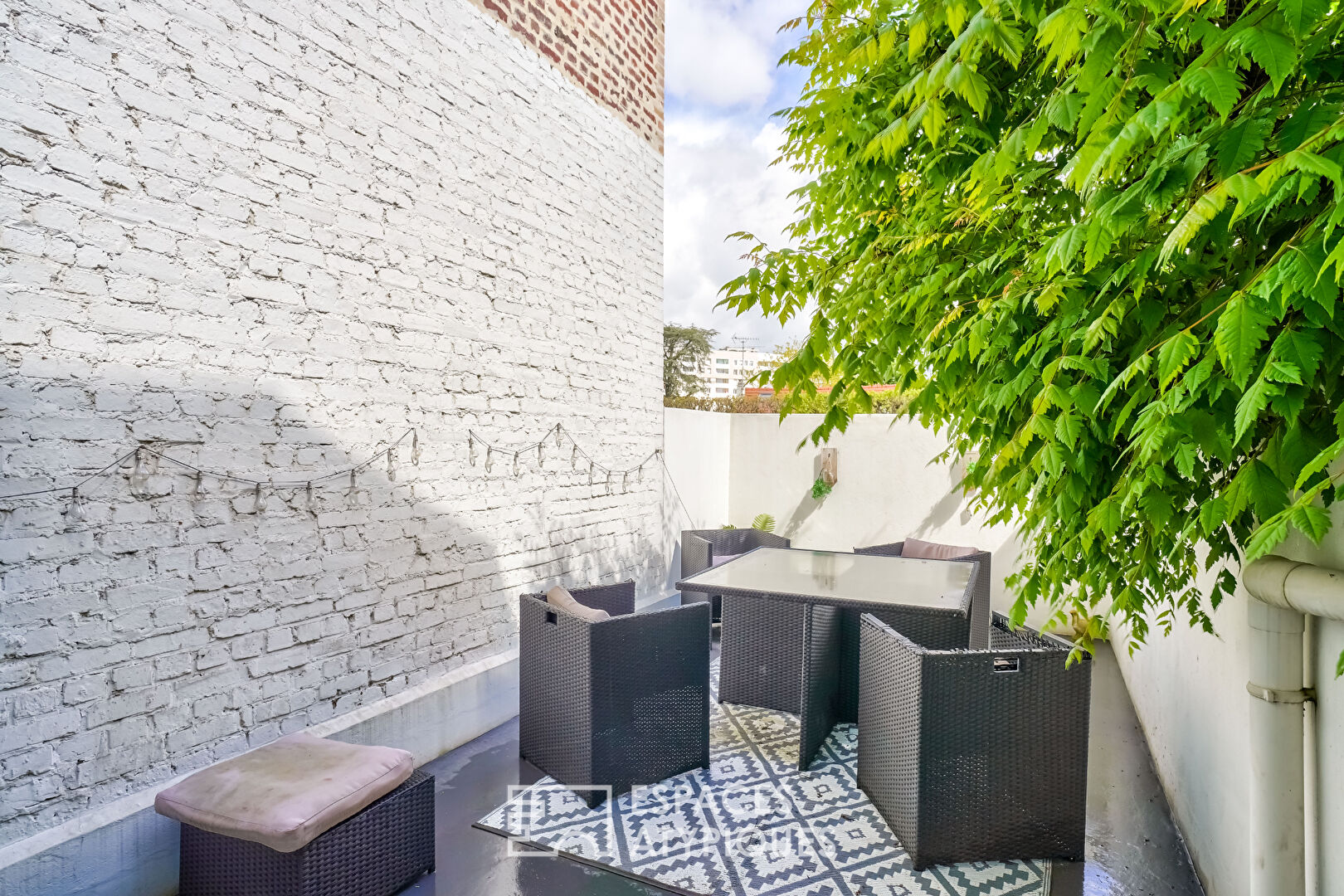 Bourgeois house with terrace and paved courtyard in the Golden Triangle