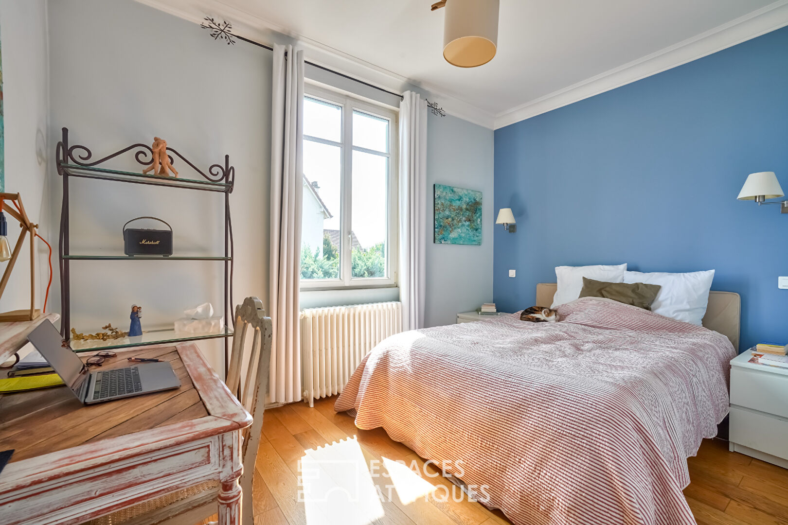 Maison bourgeoise avec terrasse et cour pavée dans le Triangle d’Or