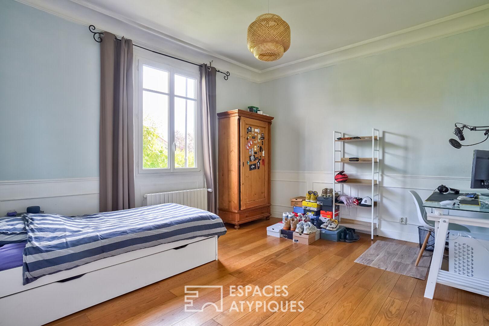 Bourgeois house with terrace and paved courtyard in the Golden Triangle