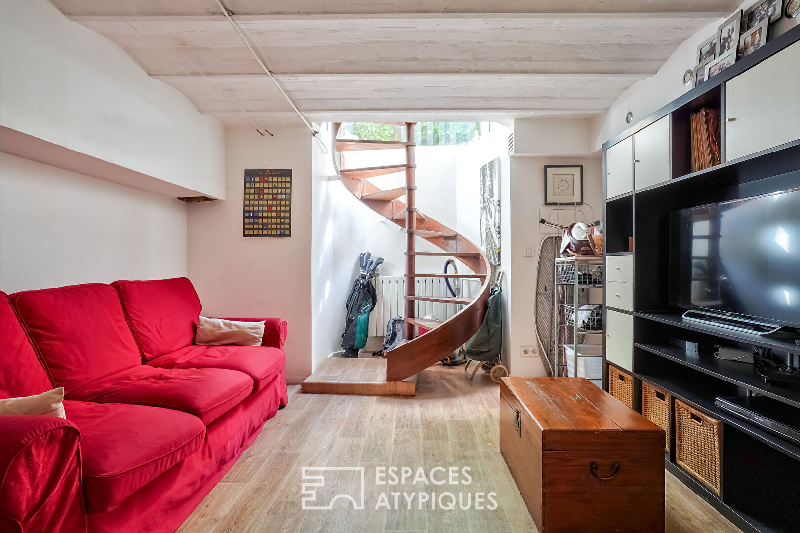 Bourgeois house with terrace and paved courtyard in the Golden Triangle