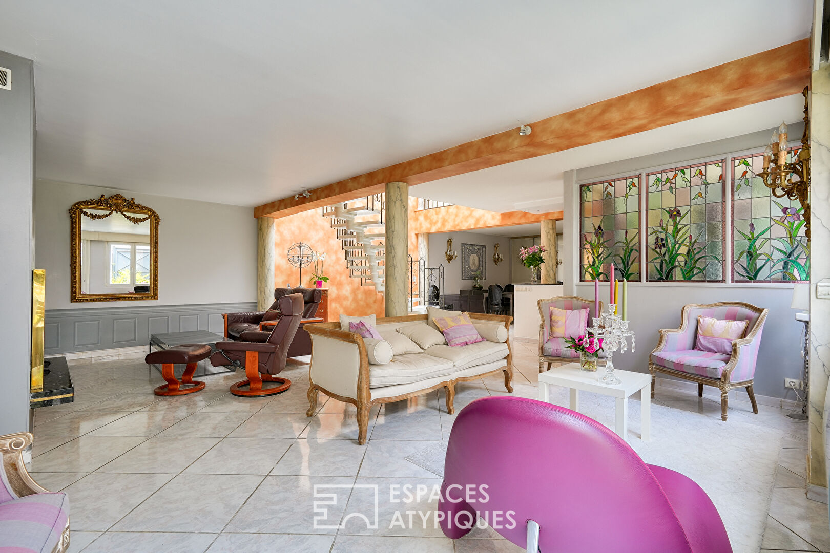 House with large tree-lined courtyard in the heart of the city