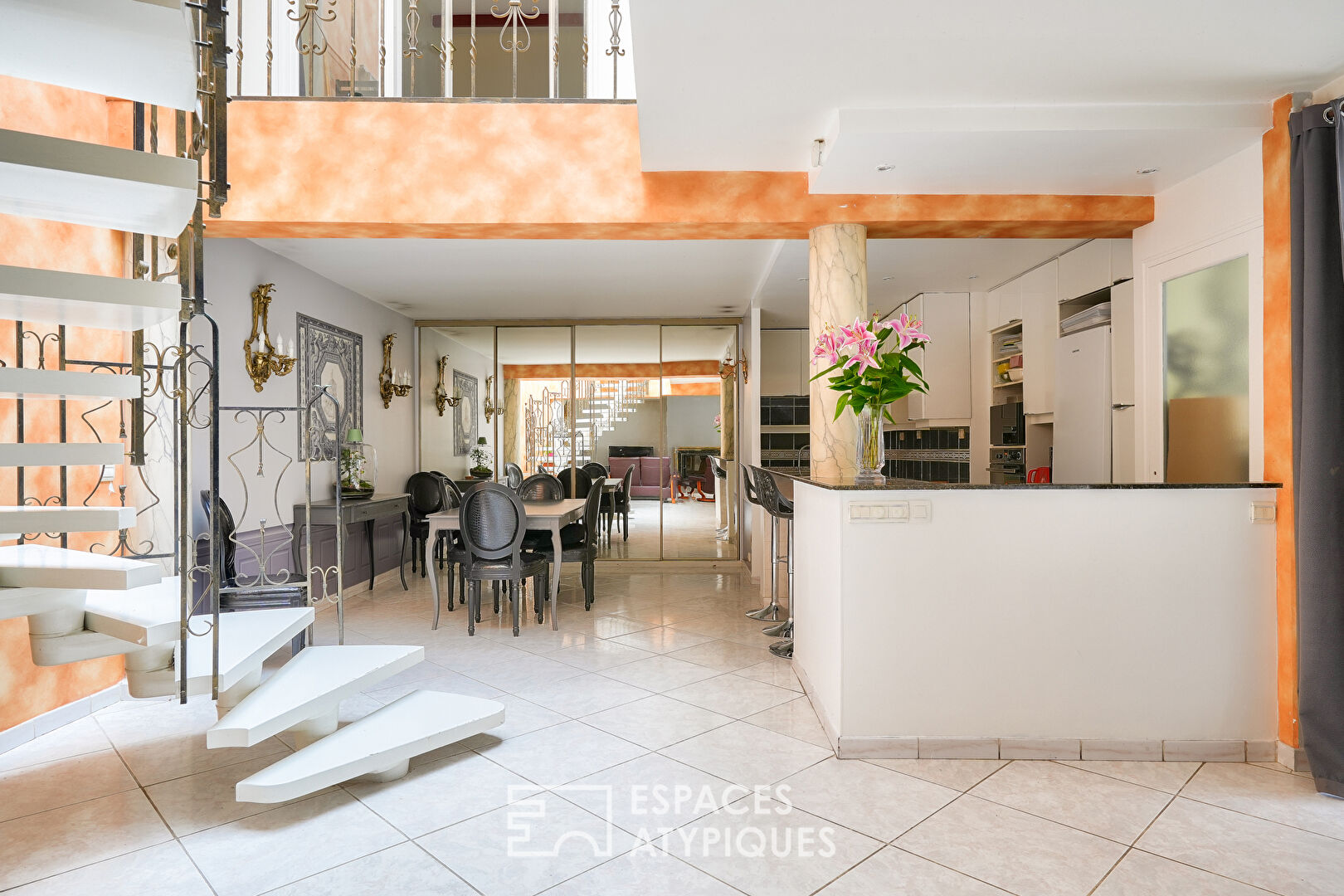 House with large tree-lined courtyard in the heart of the city