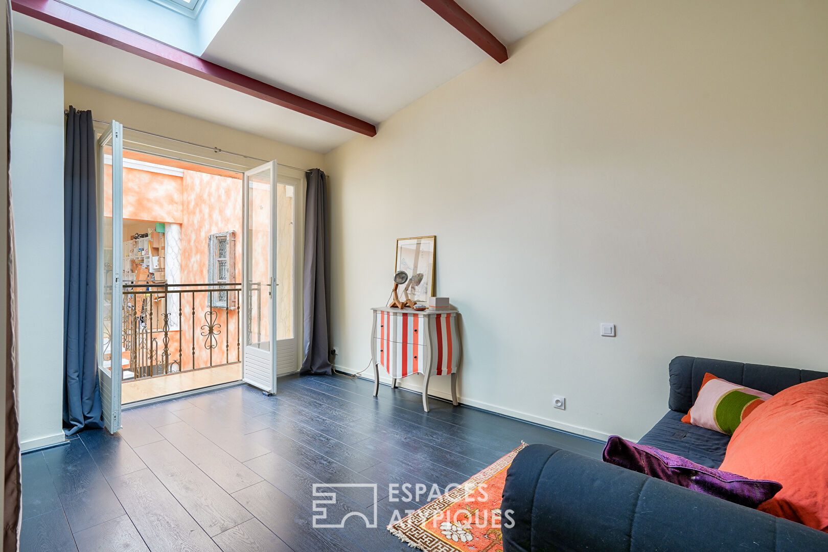 House with large tree-lined courtyard in the heart of the city