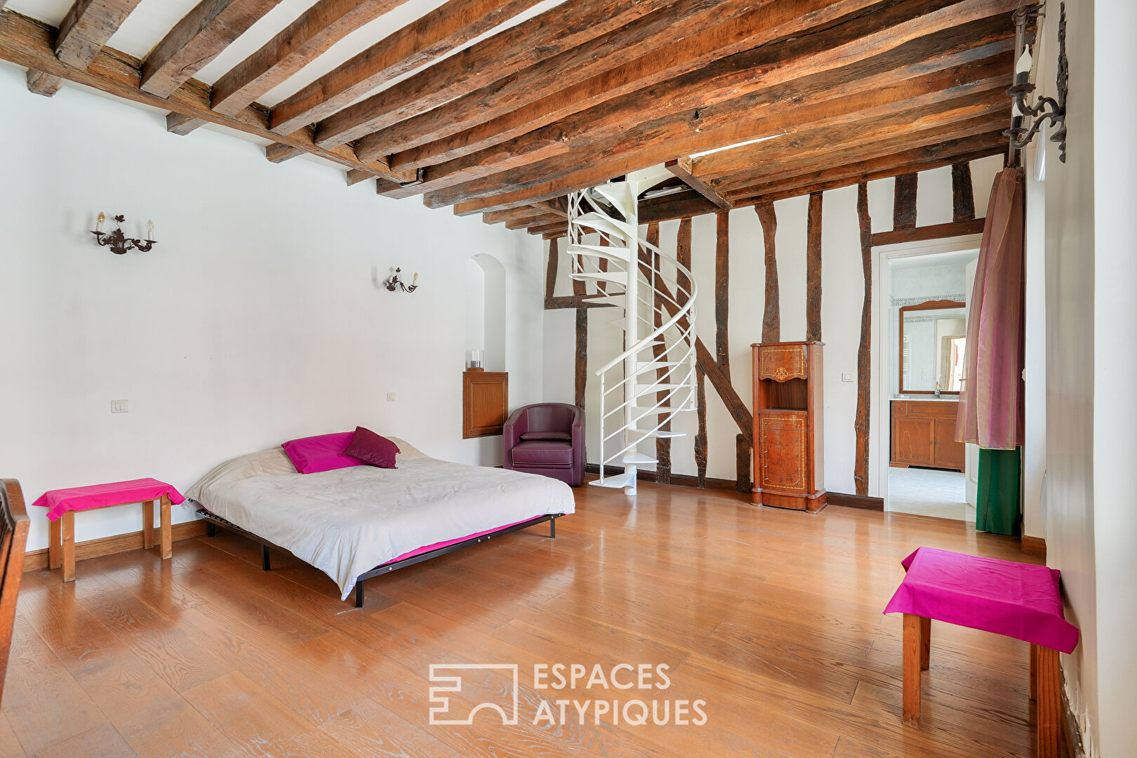 House with large tree-lined courtyard in the heart of the city