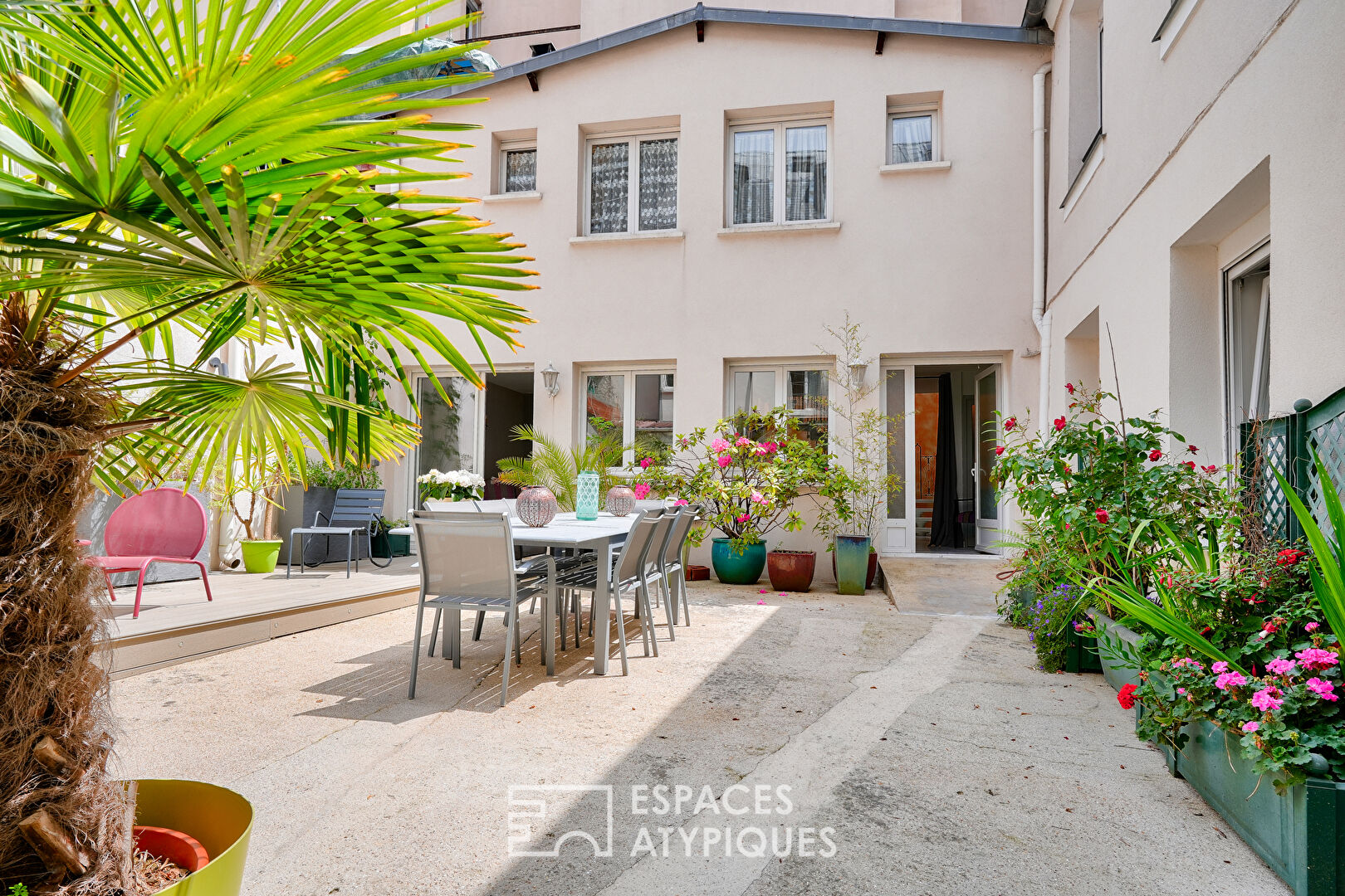 House with large tree-lined courtyard in the heart of the city
