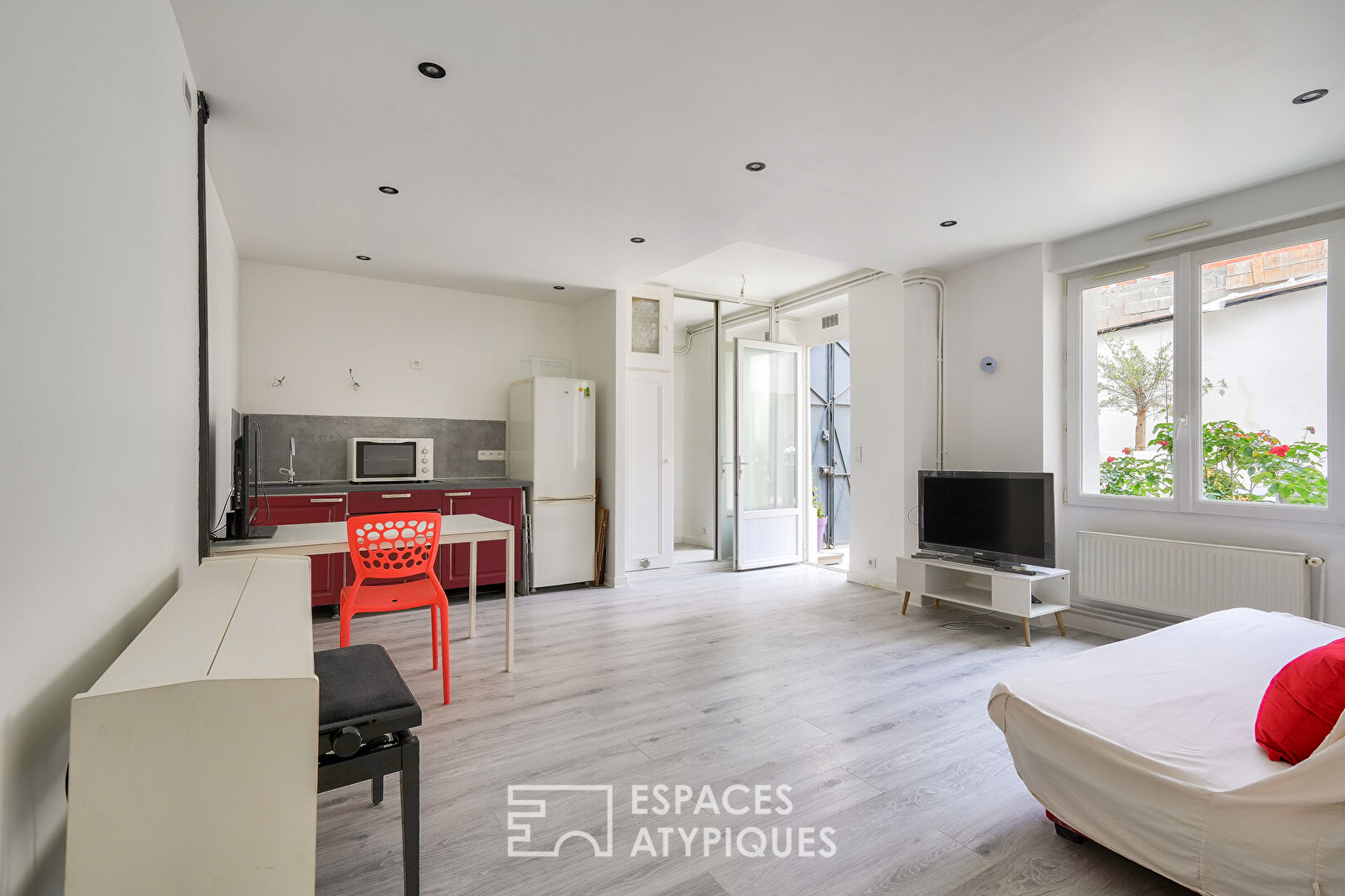House with large tree-lined courtyard in the heart of the city