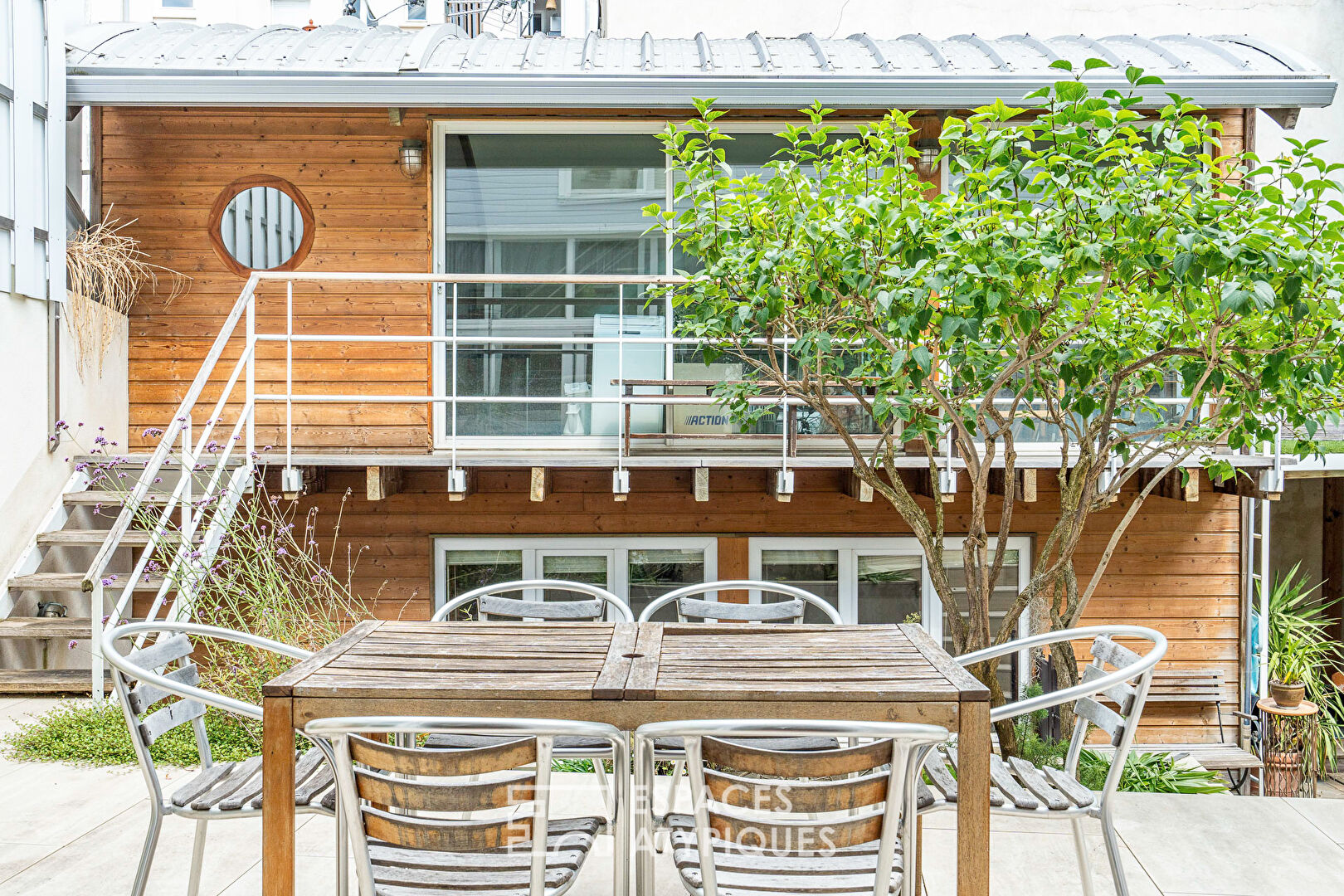 Maison familiale bardage bois et son annexe à Issy-les-Moulineaux