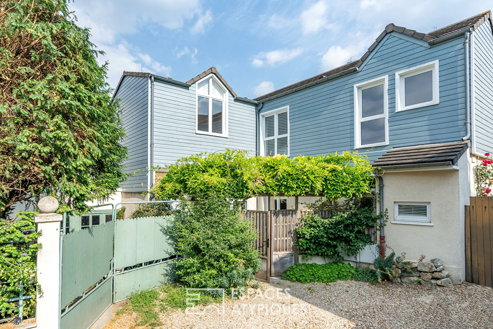 Maison familiale bardage bois et son annexe à Issy-les-Moulineaux
