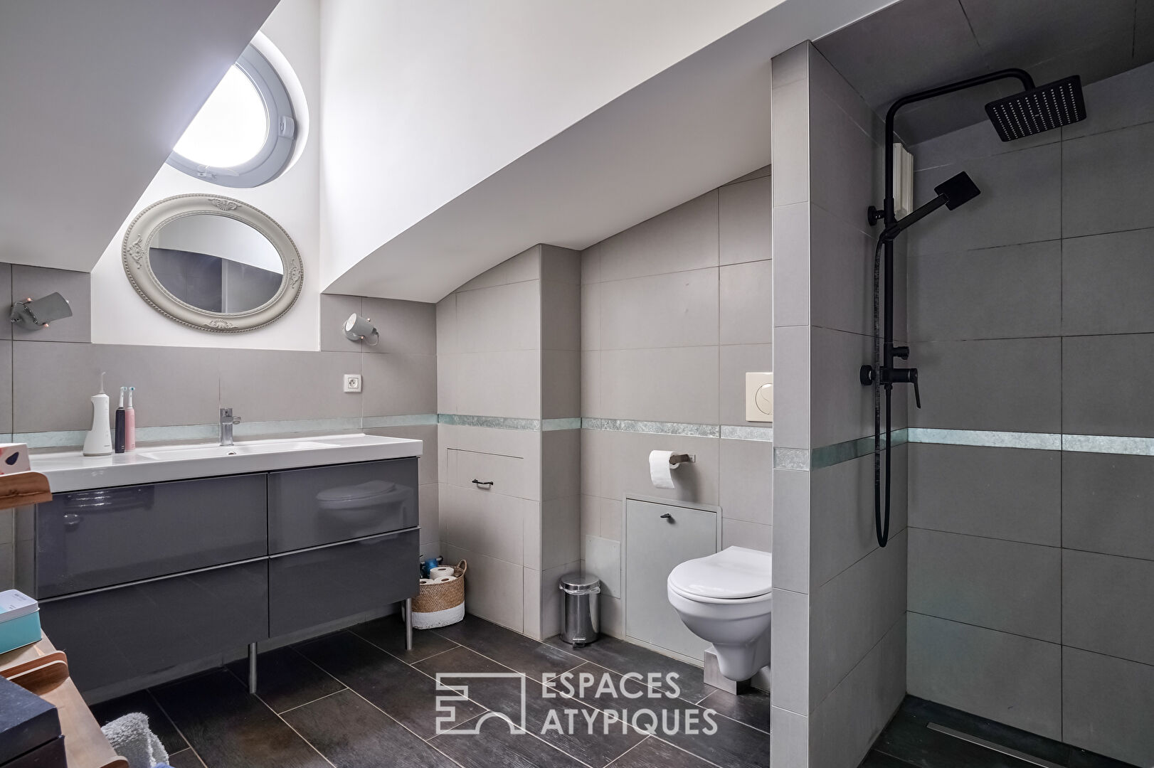 Maison d’architecte et son jardin dans une impasse privée