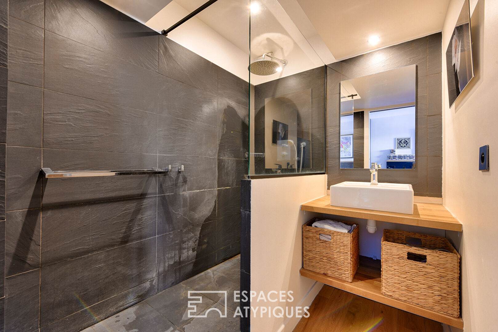 Contemporary spirit on a high floor with terrace