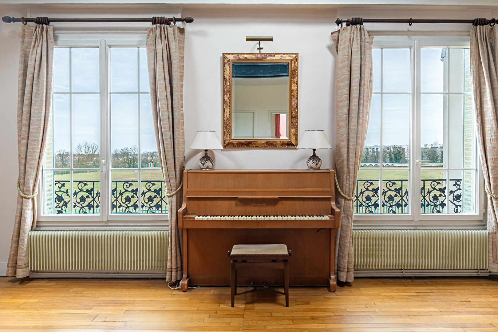 Triplex with the charm of a house and its intimate courtyard.