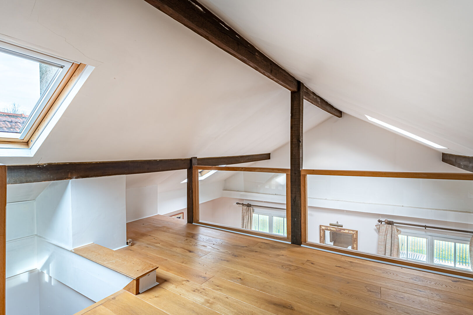 Triplex with the charm of a house and its intimate courtyard.