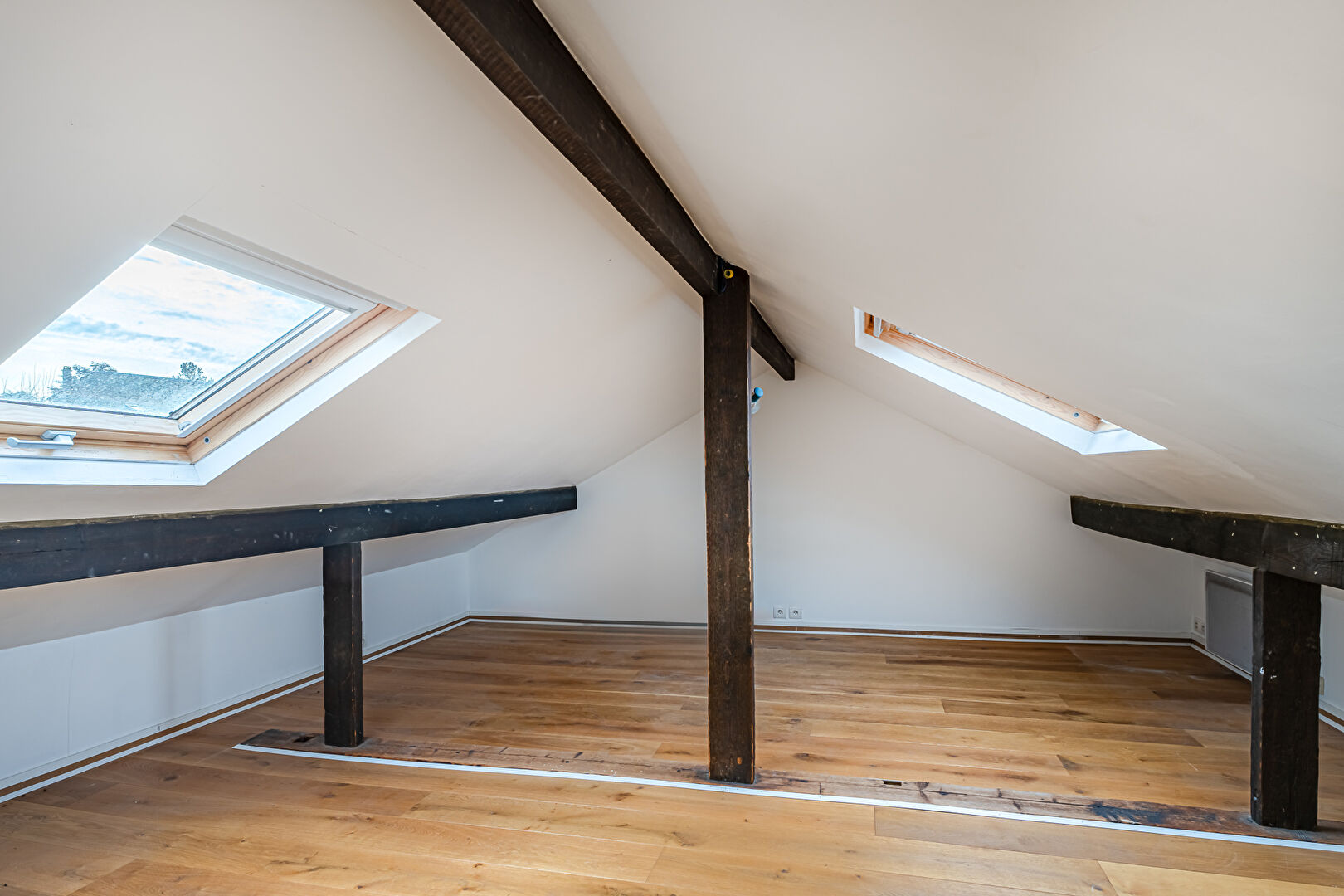 Triplex with the charm of a house and its intimate courtyard.