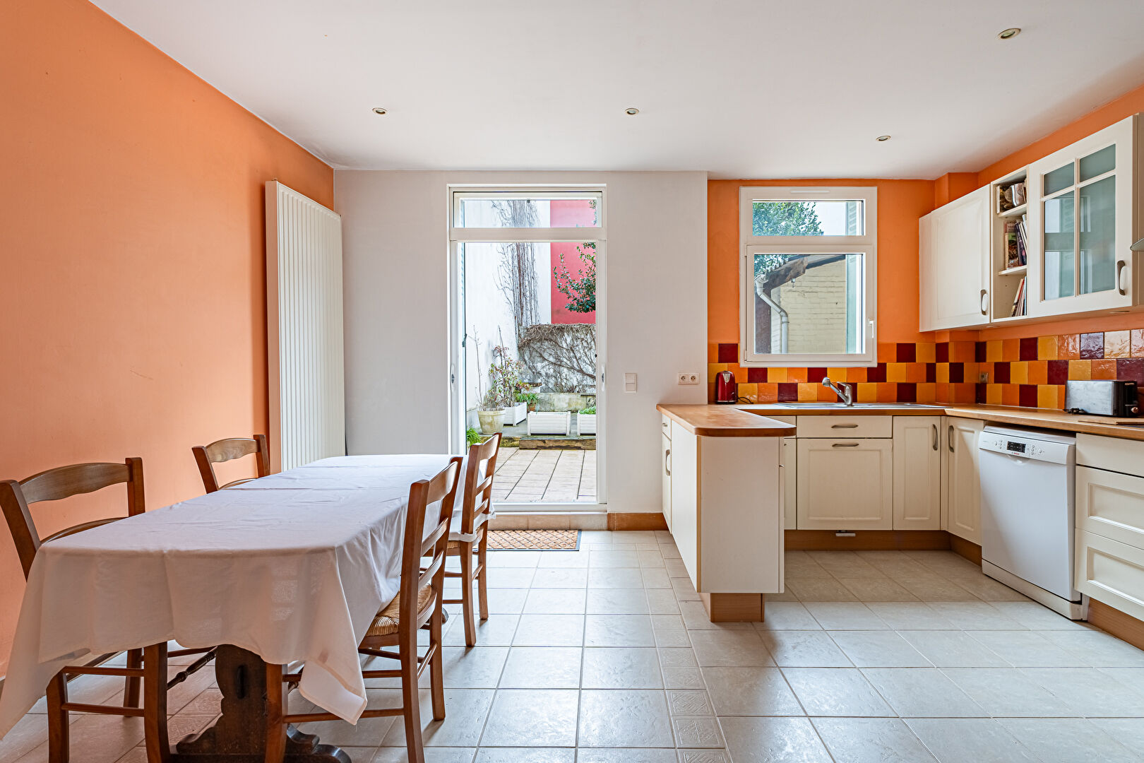 Triplex with the charm of a house and its intimate courtyard.