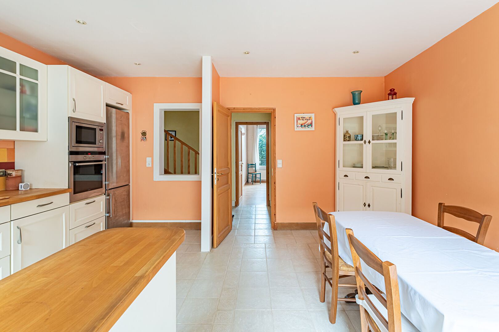Triplex with the charm of a house and its intimate courtyard.