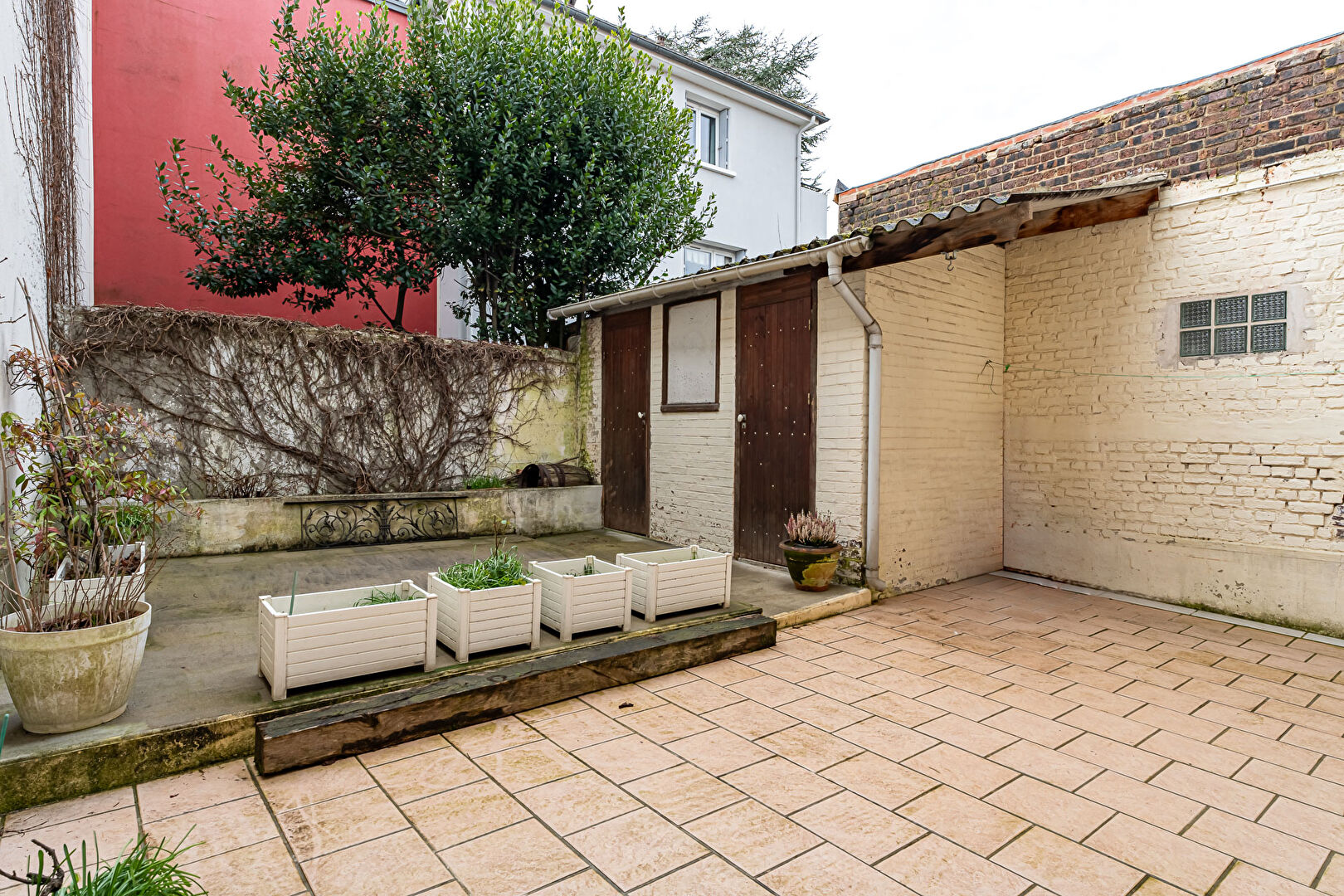 Triplex with the charm of a house and its intimate courtyard.