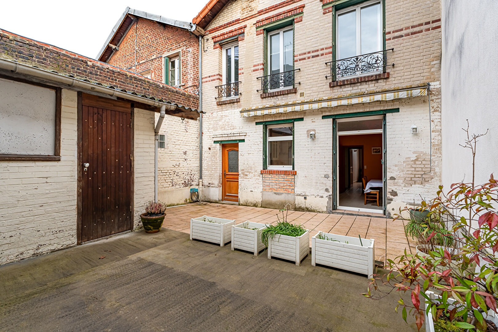 Triplex with the charm of a house and its intimate courtyard.