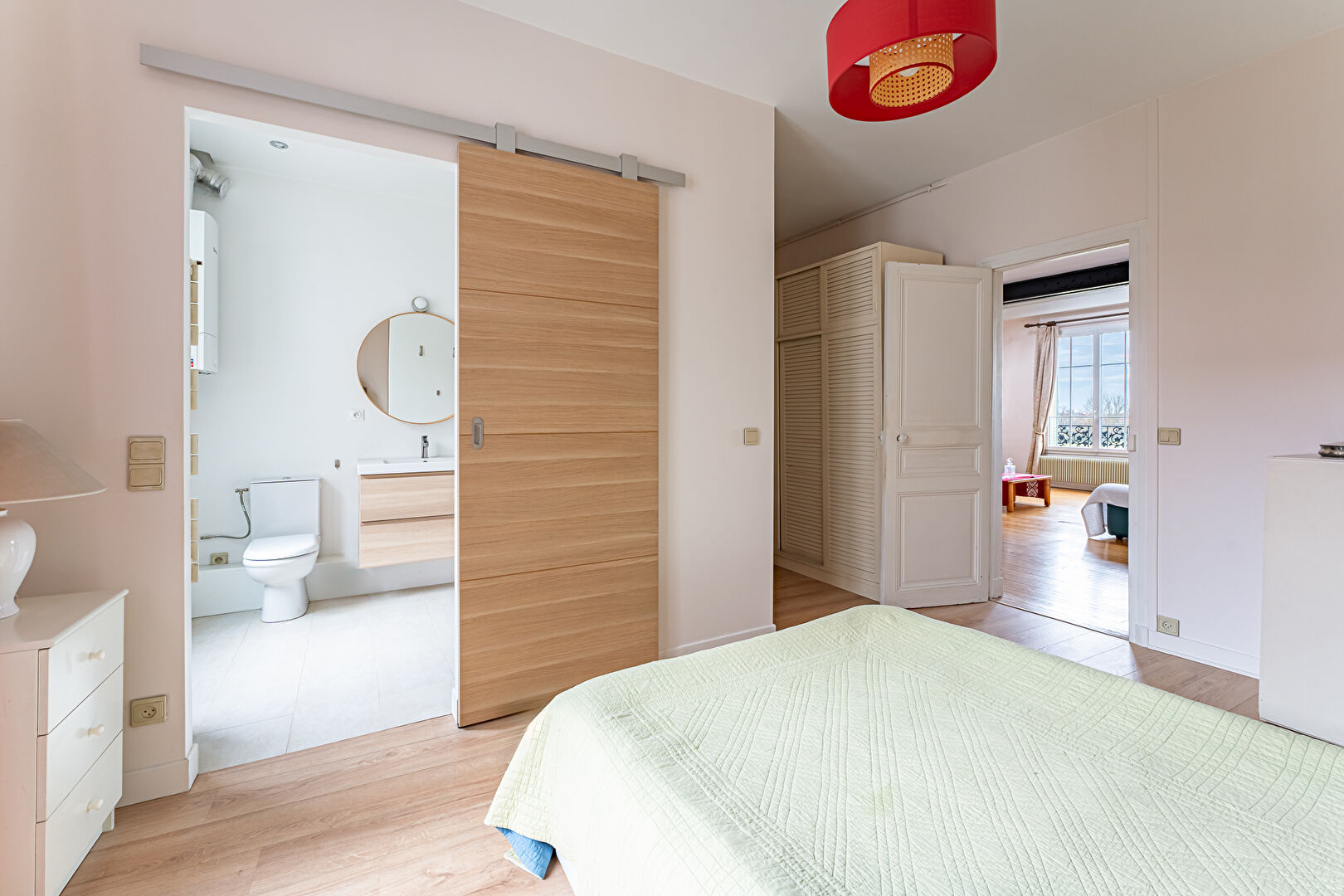 Triplex with the charm of a house and its intimate courtyard.
