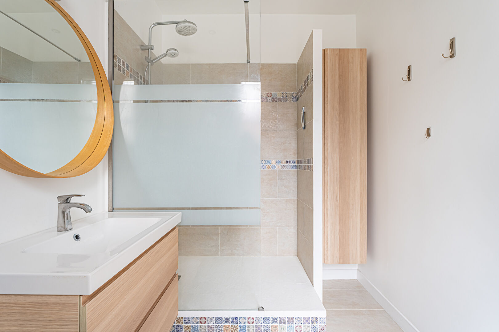 Triplex with the charm of a house and its intimate courtyard.