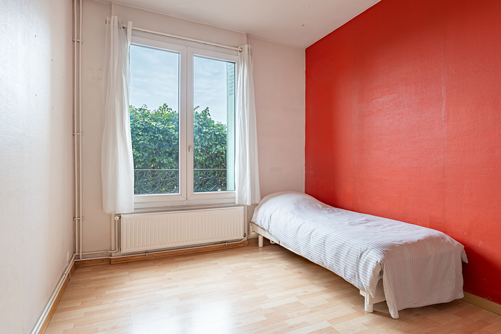Triplex with the charm of a house and its intimate courtyard.