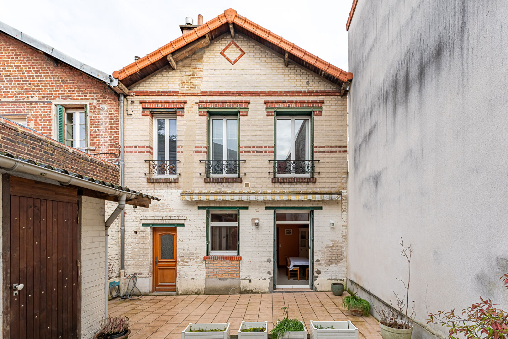 Triplex with the charm of a house and its intimate courtyard.