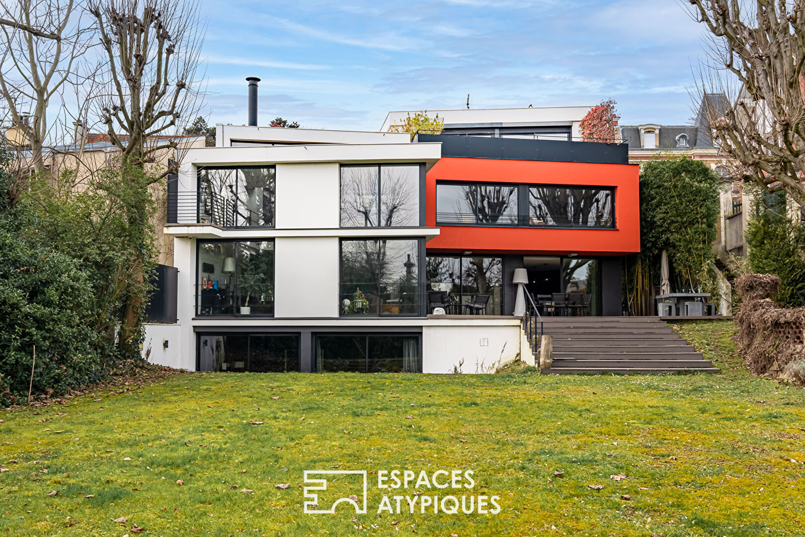A contemporary green setting sheltered from view, a breathtaking view of Paris