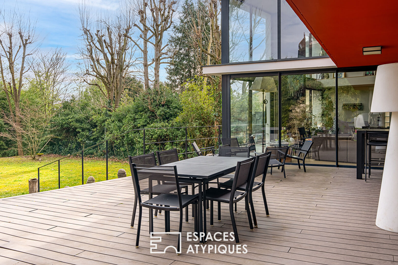 A contemporary green setting sheltered from view, a breathtaking view of Paris