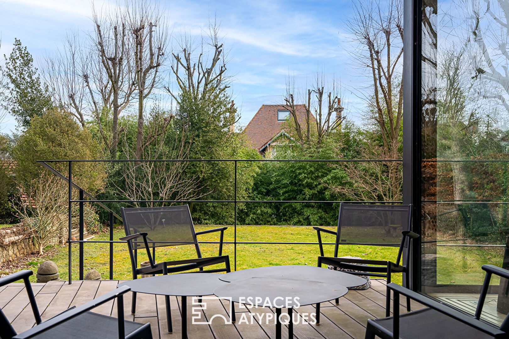 A contemporary green setting sheltered from view, a breathtaking view of Paris