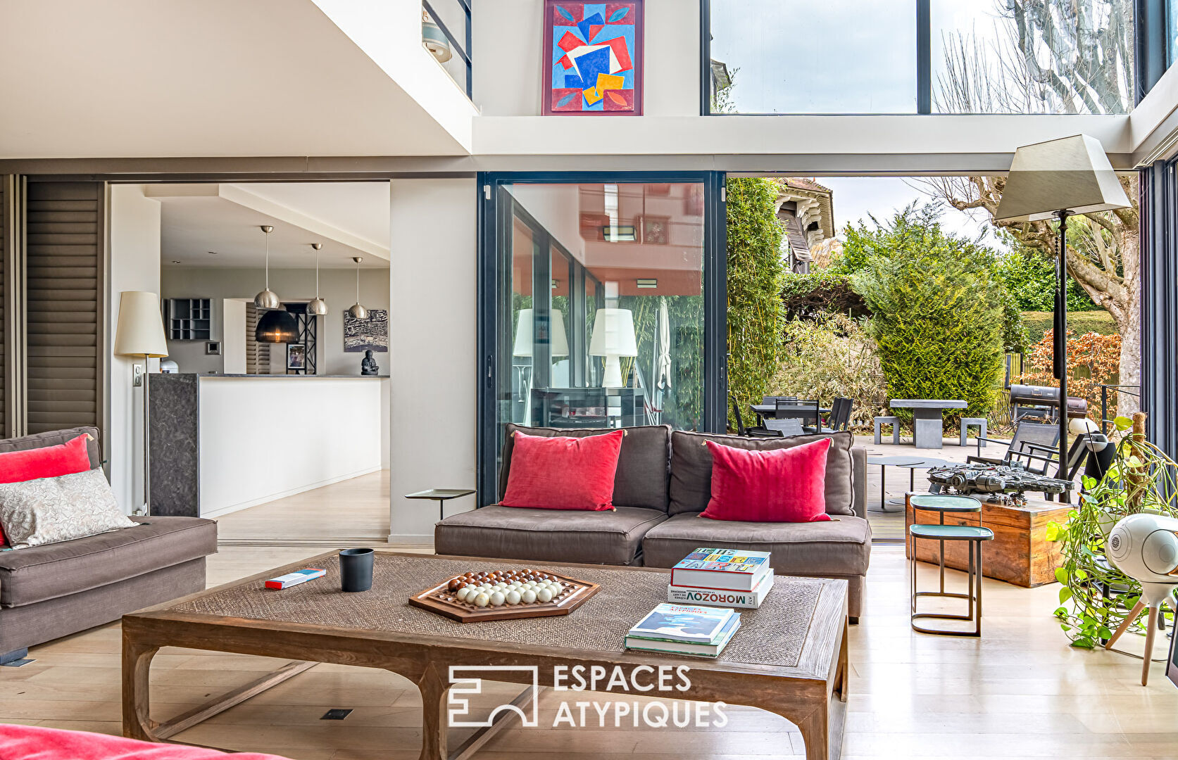 A contemporary green setting sheltered from view, a breathtaking view of Paris