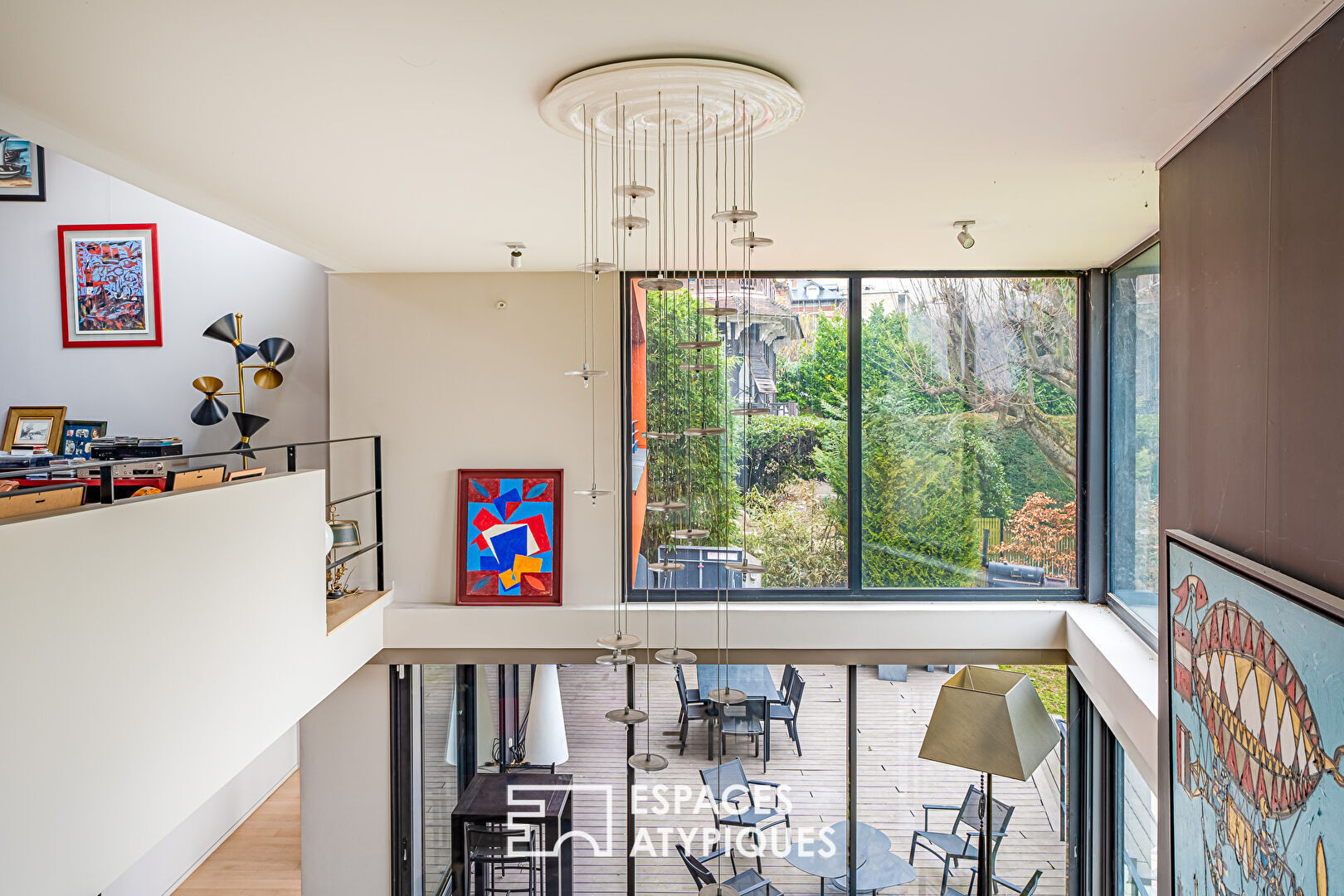 A contemporary green setting sheltered from view, a breathtaking view of Paris
