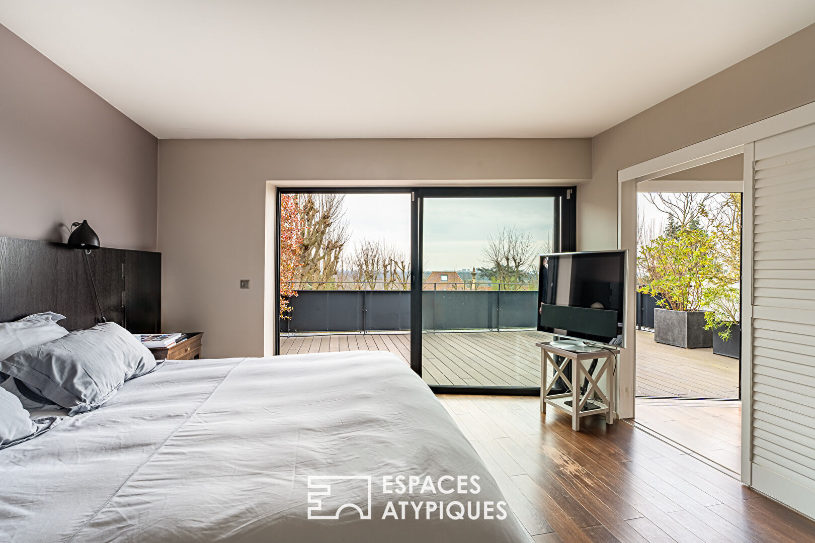 A contemporary green setting sheltered from view, a breathtaking view of Paris